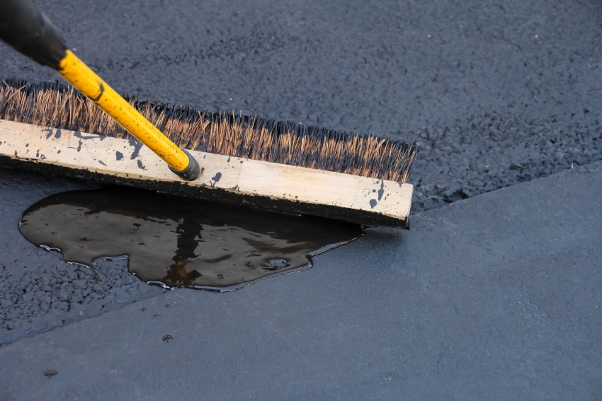 ในการทาสียางบนพื้นผิวที่ไม่เรียบสม่ำเสมอคุณสามารถใช้ด้านหลังของแปรงหรือไม้พายพิเศษ ในการทาสียางบนพื้นผิวที่ไม่เรียบสม่ำเสมอคุณสามารถใช้ด้านหลังของแปรงหรือไม้พายพิเศษ