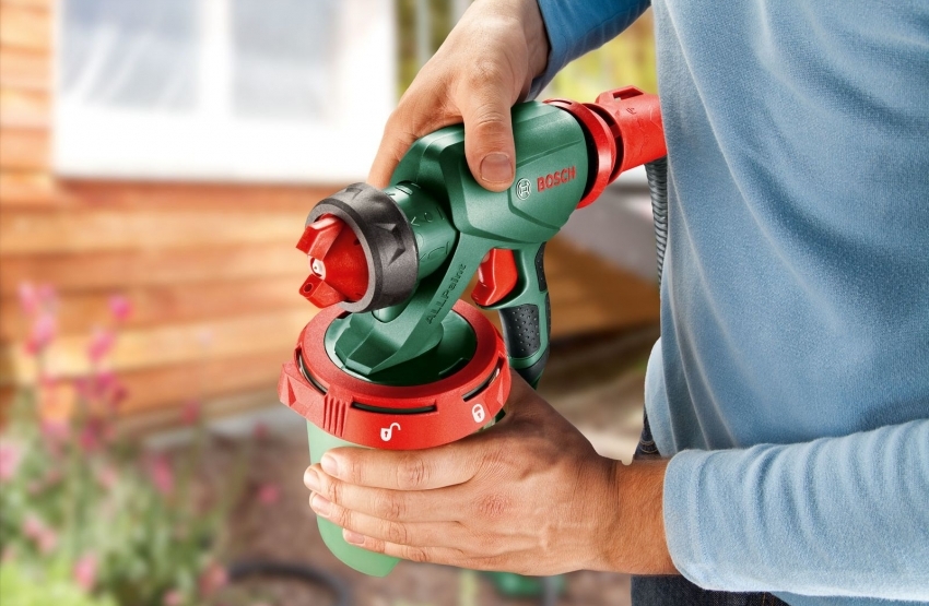 Uz odgovarajuće vještine, boja se može nanijeti u ravnomjernom tankom sloju, bez pruga i pruga, pomoću pištolja za prskanje Uz odgovarajuće vještine, boja se može nanijeti u ravnomjernom tankom sloju, bez pruga i pruga, pomoću pištolja za prskanje