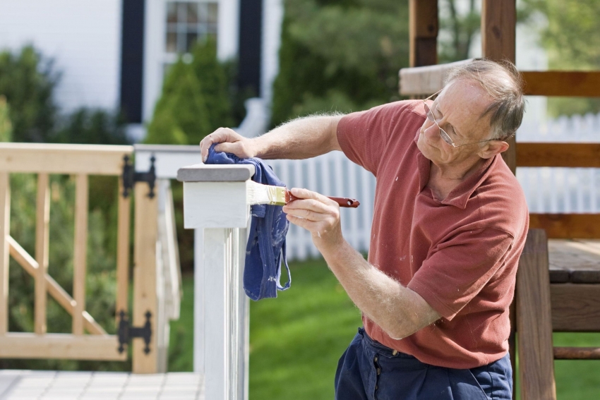 Prije upotrebe, uljnu boju morate temeljito izmiješati drvenim ražnjem Prije upotrebe, uljnu boju morate temeljito izmiješati drvenim ražnjem