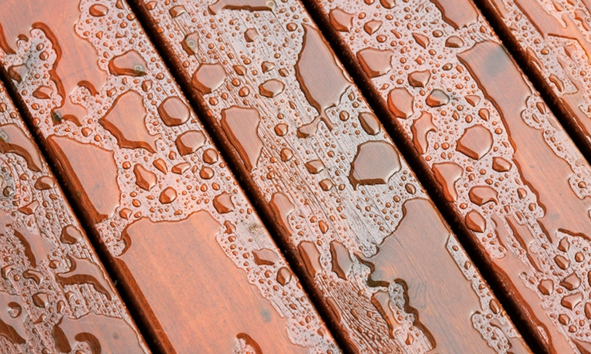 Jedną z zalet bejc olejnych na elewację jest wysoki stopień hydrofobowości, który pozwala trwale zabezpieczyć wykończenie drewna Jedną z zalet bejc olejnych na elewację jest wysoki stopień hydrofobowości, który pozwala trwale zabezpieczyć wykończenie drewna