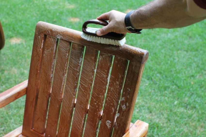 Przedmioty pomalowane zewnętrzną wodorozcieńczalną farbą do drewna można czyścić detergentami Przedmioty pomalowane zewnętrzną wodorozcieńczalną farbą do drewna można czyścić detergentami