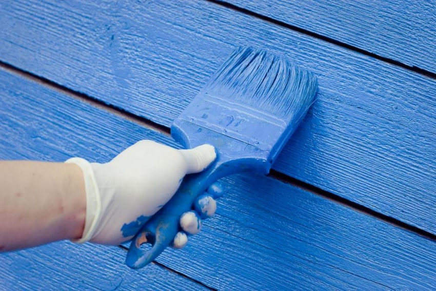 Farby lateksowe do drewna mają wysoki stopień wytrzymałości, co pozwala zabezpieczyć powłokę nawet przy malowaniu jednowarstwowym Farby lateksowe do drewna mają wysoki stopień wytrzymałości, co pozwala zabezpieczyć powłokę nawet przy malowaniu jednowarstwowym