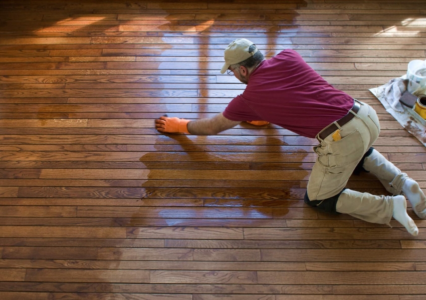 For å skinne den malte overflaten kan du bruke en spesiell lakk som i tillegg vil beskytte treet mot mekanisk belastning For å skinne den malte overflaten kan du bruke en spesiell lakk som i tillegg vil beskytte treet mot mekanisk belastning