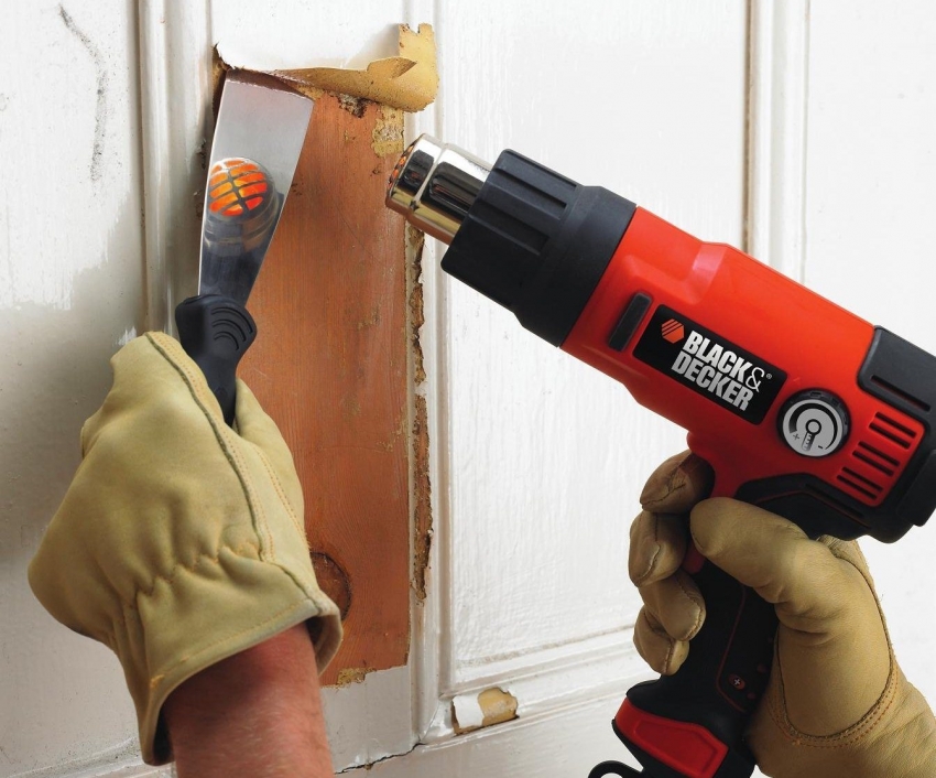 For å fjerne flere lag gammel maling fra en treflate, kan du bruke en hårføner og en spatel, men du bør være oppmerksom på tresorten for ikke å deformere den For å fjerne flere lag gammel maling fra en treflate, kan du bruke en hårføner og en spatel, men du bør være oppmerksom på tresorten for ikke å deformere den