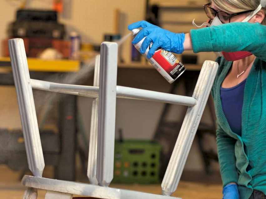 Luktfrie trefargestoffer er tilgjengelige ikke bare i bokser og bøtter, men også i bokser, slik at du raskt og praktisk kan male små overflater Luktfrie trefargestoffer er tilgjengelige ikke bare i bokser og bøtter, men også i bokser, slik at du raskt og praktisk kan male små overflater