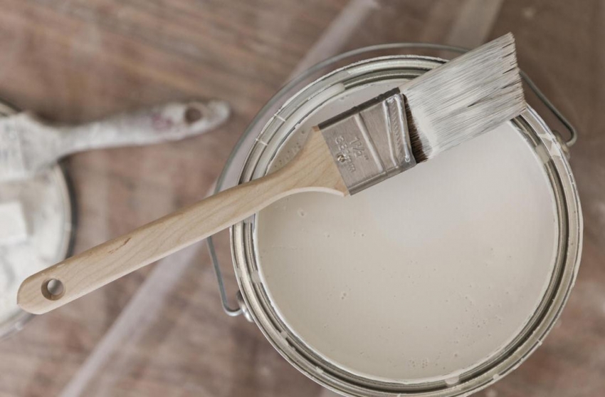 Sammensetningen og konsistensen av den vannbaserte veggmaling kan justeres for enkel påføring med vann Sammensetningen og konsistensen av den vannbaserte veggmaling kan justeres for enkel påføring med vann