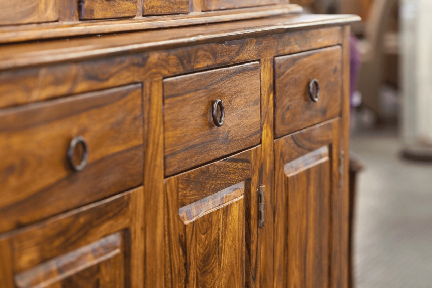 Mange trefargestoffer maskerer ikke bare uregelmessigheter, men understreker også tømmerhusets skjønnhet og tekstur Mange trefargestoffer maskerer ikke bare uregelmessigheter, men understreker også tømmerhusets skjønnhet og tekstur