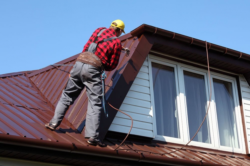 Kerana sifat anti karat, cat logam mampu melindungi bumbung rumah persendirian dari faktor luaran yang negatif Kerana sifat anti karat, cat logam mampu melindungi bumbung rumah persendirian dari faktor luaran yang negatif