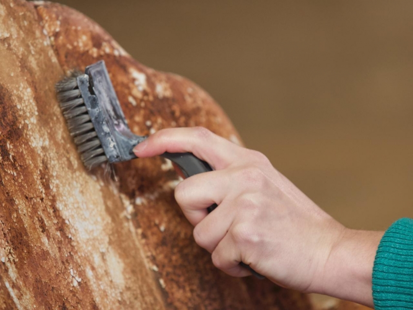 Terlepas dari jenis cat yang dipilih, permukaan harus dibersihkan dari lapisan atas karat dan kotoran Terlepas dari jenis cat yang dipilih, permukaan harus dibersihkan dari lapisan atas karat dan kotoran