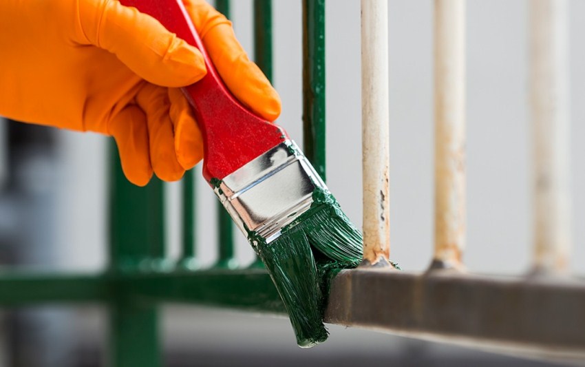 Sebelum mengecat struktur logam, keluarkan filem dari permukaan enamel dan kemudian campurkan dengan teliti Sebelum mengecat struktur logam, keluarkan filem dari permukaan enamel dan kemudian campurkan dengan teliti