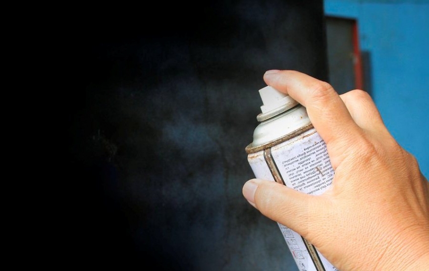 Kelemahan utama cat dalam tin penyembur untuk logam adalah kualiti lapisan yang rendah, oleh itu komposisi ini tidak digalakkan untuk digunakan pada permukaan yang selalu bersentuhan dengan pemendakan atmosfera. Kelemahan utama cat dalam tin penyembur untuk logam adalah kualiti lapisan yang rendah, oleh itu komposisi ini tidak digalakkan untuk digunakan pada permukaan yang selalu bersentuhan dengan pemendakan atmosfera.