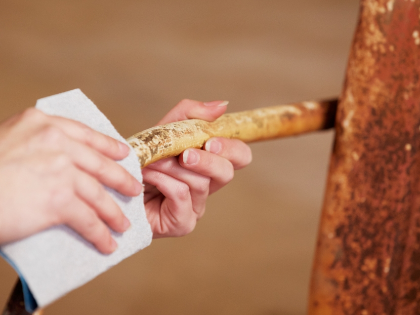 Ved hjelp av Alpina-maling kan du dekke til og med en sterkt rusten overflate, og pålitelig beskytte den mot ytterligere korrosjon Ved hjelp av Alpina-maling kan du dekke til og med en sterkt rusten overflate, og pålitelig beskytte den mot ytterligere korrosjon