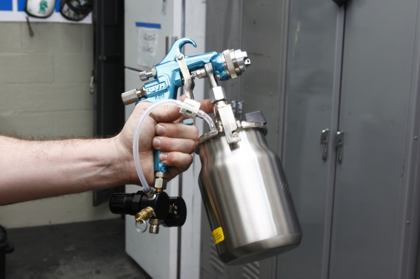 לפני שמורחים צבע פטיש בעזרת אקדח ריסוס פנאומטי, יש להביא את הרכב לאחידות עבודה עם ממיסים מיוחדים