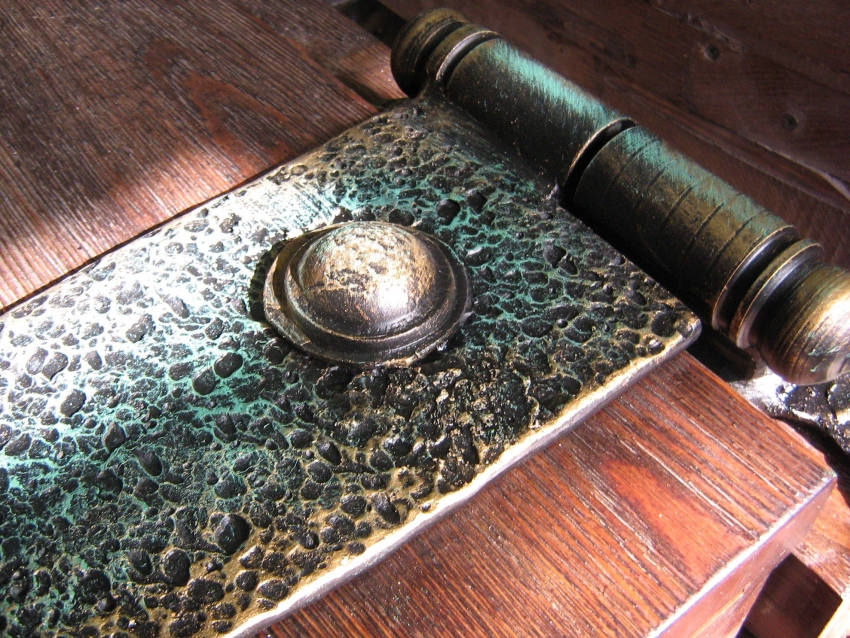 בשל תכונותיו הגבוהות נגד קורוזיה, נעשה שימוש נרחב בצבע פטיש למתכת לציפוי דלתות הכניסה של הדירות. בשל תכונותיו הגבוהות נגד קורוזיה, נעשה שימוש נרחב בצבע פטיש למתכת לציפוי דלתות הכניסה של הדירות.