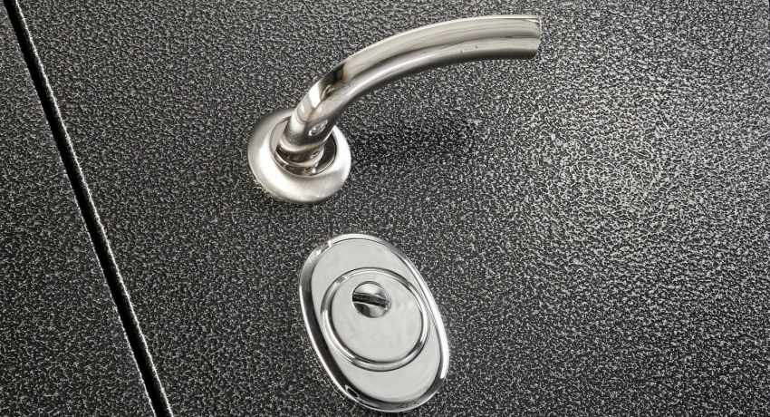 צבע האמר לשימוש פנים וחוץ מתאים לצביעת משטחים חלודים ולא צבועים צבע פטיש למתכת ויתרונות השימוש בו