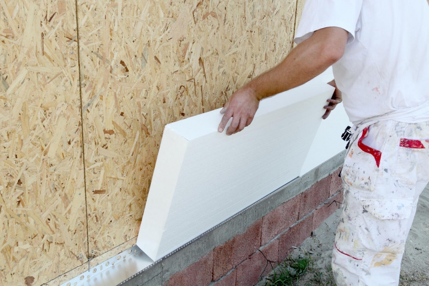 Για να εξασφαλιστεί η αξιόπιστη προστασία της βάσης, οι αρμοί μεταξύ του αφρού πρέπει να επισκευαστούν με ξηρό μείγμα ενέματος Για να εξασφαλιστεί η αξιόπιστη προστασία της βάσης, οι αρμοί μεταξύ του αφρού πρέπει να επισκευαστούν με ξηρό μείγμα ενέματος