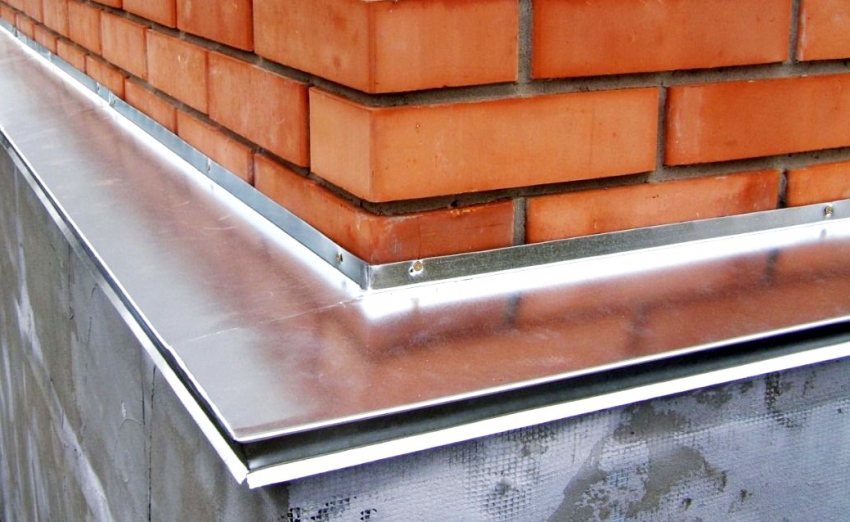 Για να αποφευχθεί η είσοδος υγρασίας στην επιφάνεια της βάσης, είναι επιτακτική ανάγκη να εγκατασταθεί το ebb Για να αποφευχθεί η είσοδος υγρασίας στην επιφάνεια της βάσης, είναι επιτακτική ανάγκη να εγκατασταθεί το ebb