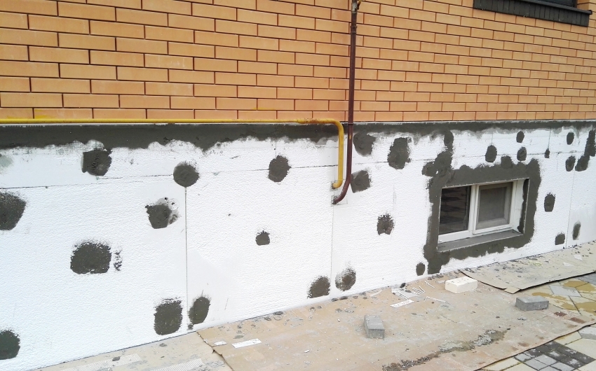 Ένας από τους φθηνότερους και πιο δημοφιλείς τρόπους για να μονώσετε το υπόγειο είναι να χρησιμοποιήσετε αφρώδεις πλάκες Ένας από τους φθηνότερους και πιο δημοφιλείς τρόπους για να μονώσετε το υπόγειο είναι να χρησιμοποιήσετε αφρώδεις πλάκες