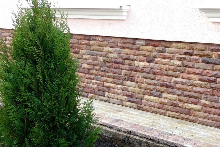 Η τεχνητή πέτρα για το τελείωμα του υπογείου δεν είναι κατώτερη από τη φυσική, επομένως αυτός ο τύπος επίστρωσης δεν απαιτεί περιοδική επισκευή Η τεχνητή πέτρα για το τελείωμα του υπογείου δεν είναι κατώτερη από τη φυσική, επομένως αυτός ο τύπος επίστρωσης δεν απαιτεί περιοδική επισκευή