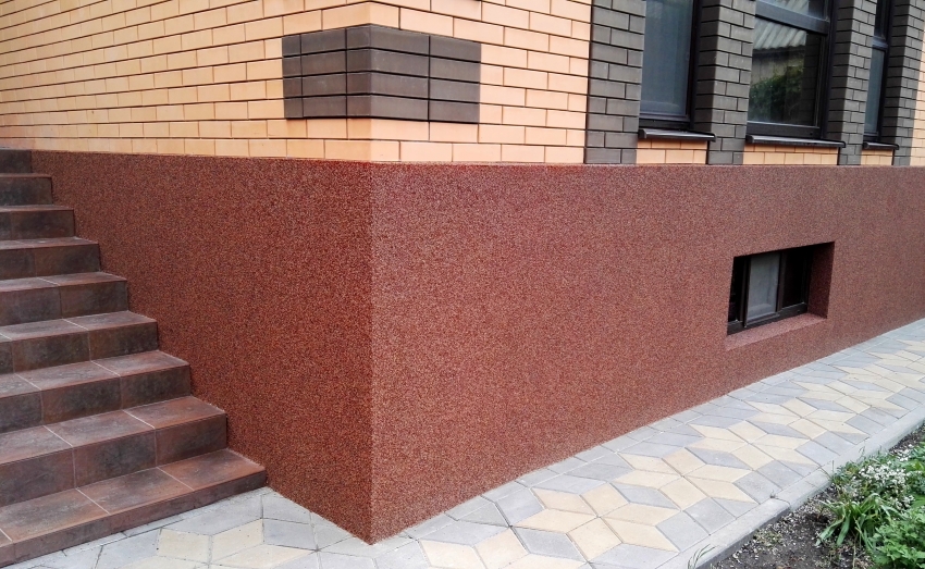 Το τελευταίο στάδιο της ολοκλήρωσης του πλίνθου με γύψο είναι η ζωγραφική με ειδική σύνθεση βαφής Το τελευταίο στάδιο της ολοκλήρωσης του πλίνθου με γύψο είναι η ζωγραφική με ειδική σύνθεση βαφής