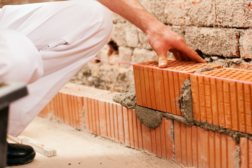 Για να τελειώσετε το υπόγειο, μπορείτε να χρησιμοποιήσετε τόσο συνηθισμένο τούβλο όσο και όψη Για να τελειώσετε το υπόγειο, μπορείτε να χρησιμοποιήσετε τόσο συνηθισμένο τούβλο όσο και όψη