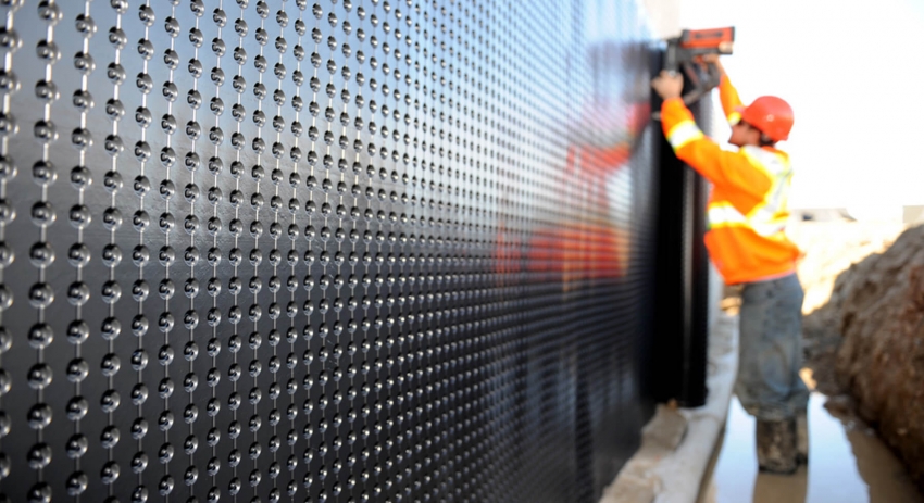 Παράδειγμα κάθετης εξωτερικής στεγανοποίησης βάσης / πλίνθου με χρήση υλικού ρολού Παράδειγμα κάθετης εξωτερικής στεγανοποίησης βάσης / πλίνθου με χρήση υλικού ρολού