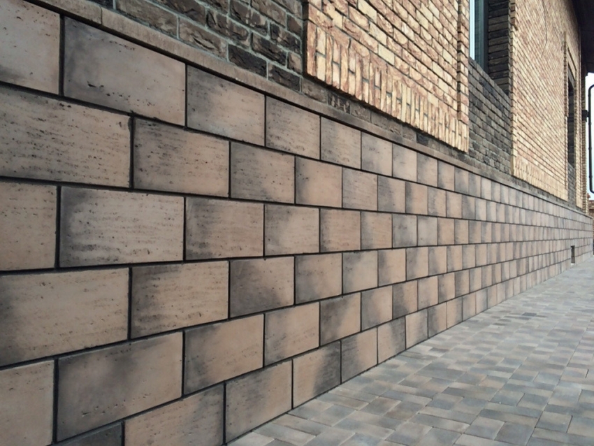 Για επίστρωση κλίνκερ, είναι προτιμότερο να χρησιμοποιείτε ebbs του ίδιου υλικού, τα οποία μπορούν να αγοραστούν από έναν κατασκευαστή.