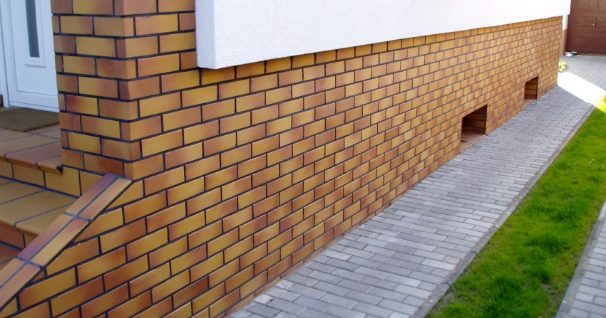 Το φινίρισμα πλίνθου προστατεύει το θεμέλιο από πρόωρη καταστροφή Το φινίρισμα πλίνθου προστατεύει το θεμέλιο από πρόωρη καταστροφή