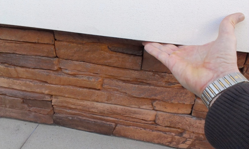 Ένα παράδειγμα βυθιζόμενου τύπου πλίνθου που προστατεύει τη στεγανοποίηση από τις καιρικές συνθήκες και δεν απαιτεί την εγκατάσταση στάγδην Ένα παράδειγμα βυθιζόμενου τύπου πλίνθου που προστατεύει τη στεγανοποίηση από τις καιρικές συνθήκες και δεν απαιτεί την εγκατάσταση στάγδην