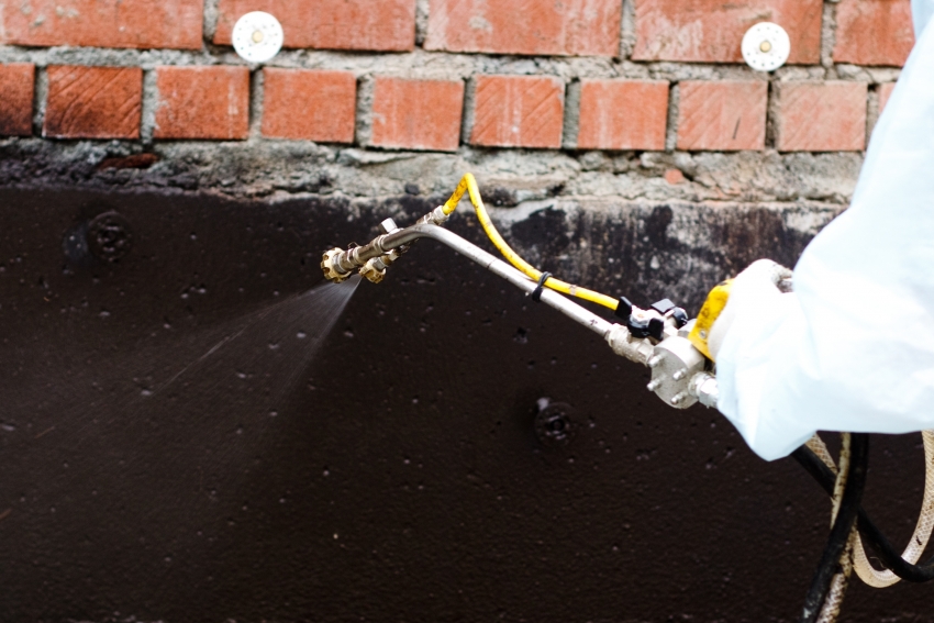 Το κάλυμμα του υπογείου με πολυμερή υλικά σας επιτρέπει να δημιουργήσετε ένα υψηλής ποιότητας στρώμα στεγανοποίησης, αλλά υπό την προϋπόθεση της διαθεσιμότητας αποτελεσματικής αποστράγγισης του χώρου Το κάλυμμα του υπογείου με πολυμερή υλικά σας επιτρέπει να δημιουργήσετε ένα υψηλής ποιότητας στρώμα στεγανοποίησης, αλλά υπό την προϋπόθεση της διαθεσιμότητας αποτελεσματικής αποστράγγισης του χώρου