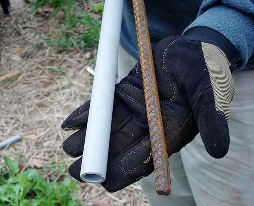 Drivhusrammen kan være lavet af både metal- og plastrør. Drivhusrammen kan være lavet af både metal- og plastrør.