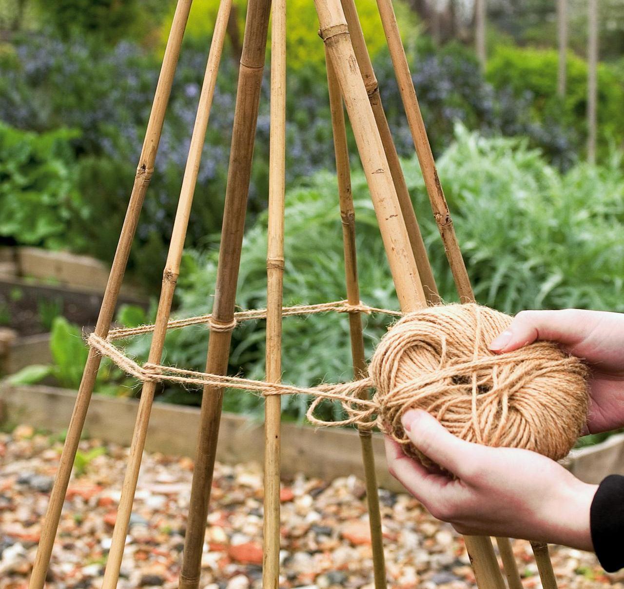 Et drivhus med Wigwam-design kan enkelt opprettes på kort tid ved hjelp av improviserte midler - pinner og polyetylen Et drivhus med Wigwam-design kan enkelt opprettes på kort tid ved hjelp av improviserte midler - pinner og polyetylen