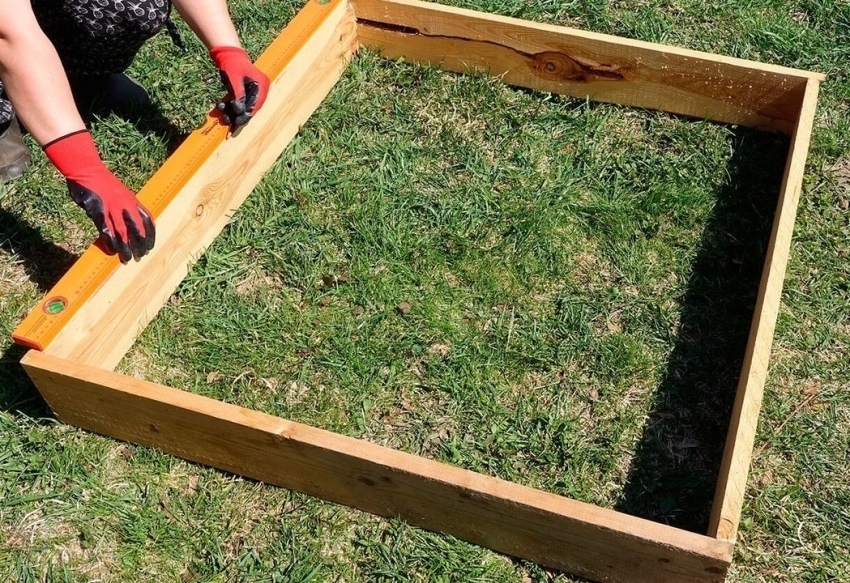 สำหรับเรือนกระจกโพลีคาร์บอเนตขนาดเล็กไม่จำเป็นต้องทำฐานรากคอนกรีตหรืออิฐเพื่อจุดประสงค์นี้คุณสามารถใช้ไม้กระดาน สำหรับเรือนกระจกโพลีคาร์บอเนตขนาดเล็กไม่จำเป็นต้องทำฐานรากคอนกรีตหรืออิฐเพื่อจุดประสงค์นี้คุณสามารถใช้ไม้กระดาน