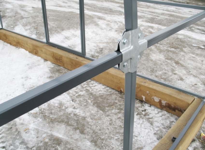 สำหรับการสร้างเรือนกระจกจากท่อโปรไฟล์ควรใช้ฐานรากที่ทำจากคานไม้แปรรูป สำหรับการสร้างเรือนกระจกจากท่อโปรไฟล์ควรใช้ฐานรากที่ทำจากคานไม้แปรรูป