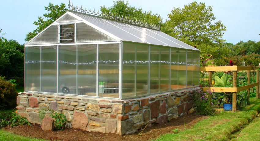 สำหรับโครงสร้างที่น่าประทับใจควรใช้ฐานรากหินที่สามารถรองรับน้ำหนักของเรือนกระจกได้ สำหรับโครงสร้างที่น่าประทับใจควรใช้ฐานรากหินที่สามารถรองรับน้ำหนักของเรือนกระจกได้