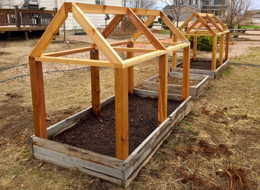 ควรยึดโครงไม้เข้ากับฐานรากอย่างแน่นหนาเพื่อหลีกเลี่ยงการเสียรูปของวัสดุคลุมเมื่อใช้งานเรือนกระจก ควรยึดโครงไม้เข้ากับฐานรากอย่างแน่นหนาเพื่อหลีกเลี่ยงการเสียรูปของวัสดุคลุมเมื่อใช้งานเรือนกระจก