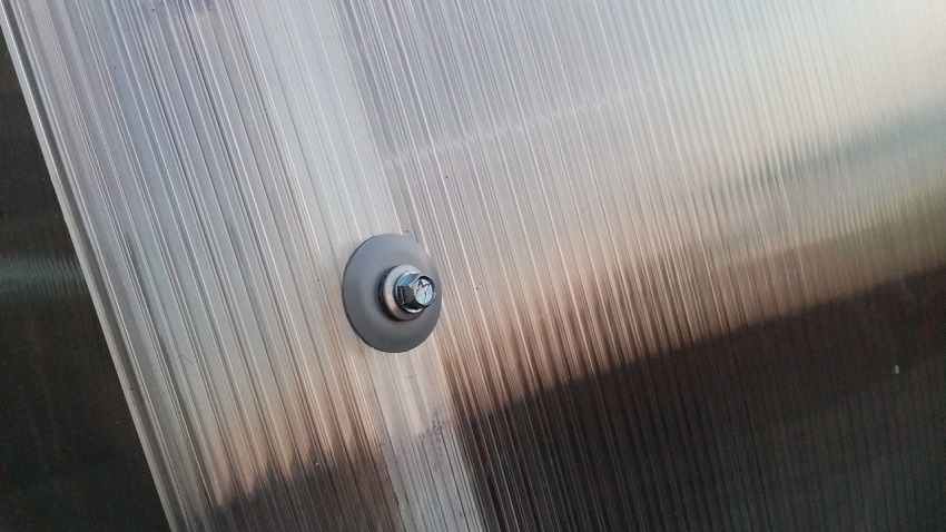 สำหรับการยึดโพลีคาร์บอเนตเข้ากับเฟรมที่เชื่อถือได้จะใช้เครื่องล้างความร้อนแบบพิเศษที่ไม่อนุญาตให้ความชื้นเข้าไปในวัสดุ สำหรับการยึดโพลีคาร์บอเนตเข้ากับเฟรมที่เชื่อถือได้จะใช้เครื่องล้างความร้อนแบบพิเศษที่ไม่อนุญาตให้ความชื้นเข้าไปในวัสดุ