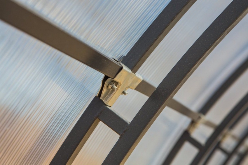 ในการยึดแผ่นโพลีคาร์บอเนตเข้ากับโครงโลหะควรใช้มุมเหล็กซึ่งจะไม่ทำให้โครงสร้างคลายตัวและทำให้เสียรูปได้ ในการยึดแผ่นโพลีคาร์บอเนตเข้ากับโครงโลหะควรใช้มุมเหล็กซึ่งจะไม่ทำให้โครงสร้างคลายตัวและทำให้เสียรูปได้