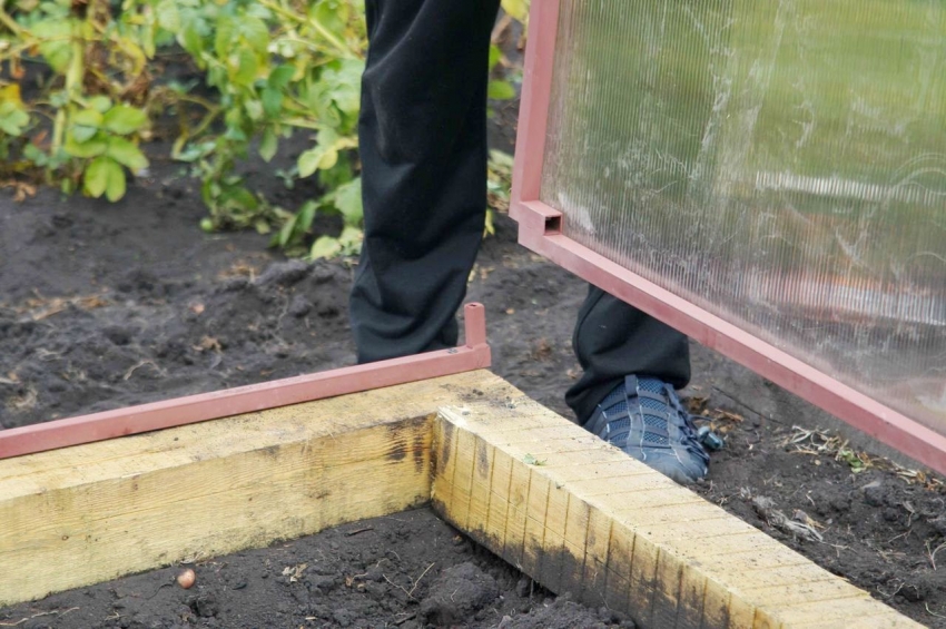 Ένα έτοιμο πολυανθρακικό θερμοκήπιο είναι εύκολο στην εγκατάσταση, καθώς το κιτ περιλαμβάνει όλους τους απαραίτητους συνδετήρες, τις βάσεις ή τις οδηγίες συναρμολόγησης Ένα έτοιμο πολυανθρακικό θερμοκήπιο είναι εύκολο στην εγκατάσταση, καθώς το κιτ περιλαμβάνει όλους τους απαραίτητους συνδετήρες, τις βάσεις ή τις οδηγίες συναρμολόγησης