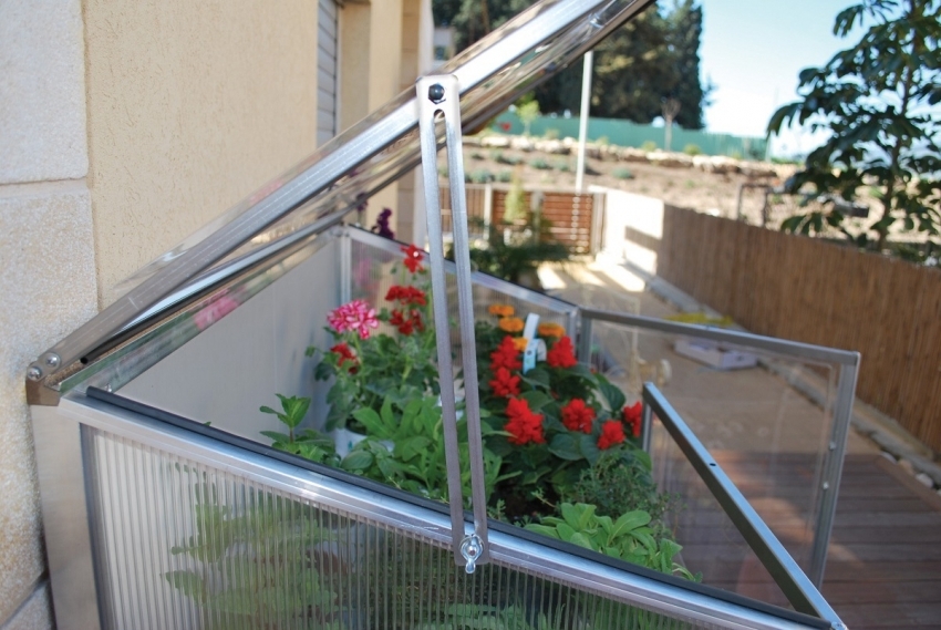 Το βελγικό θερμοκήπιο από τον κατασκευαστή είναι εξοπλισμένο με ειδική βάση για το καπάκι Το βελγικό θερμοκήπιο από τον κατασκευαστή είναι εξοπλισμένο με ειδική βάση για το καπάκι