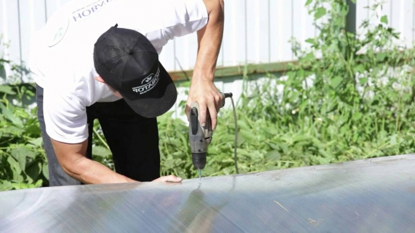 Προκειμένου η επίστρωση να λειτουργεί για μεγάλο χρονικό διάστημα, το πολυανθρακικό πρέπει να είναι προσαρτημένο στο θερμοκήπιο από τόξα χρησιμοποιώντας ειδικούς συνδετήρες, προφίλ και βύσματα Προκειμένου η επίστρωση να λειτουργεί για μεγάλο χρονικό διάστημα, το πολυανθρακικό πρέπει να είναι προσαρτημένο στο θερμοκήπιο από τόξα χρησιμοποιώντας ειδικούς συνδετήρες, προφίλ και βύσματα