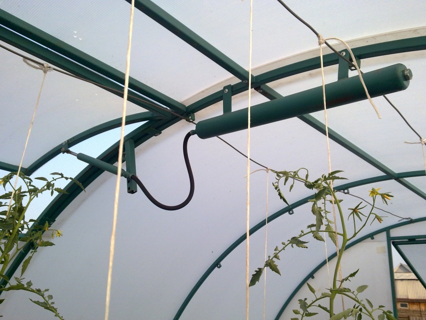 Οι έτοιμες κατασκευές από τον κατασκευαστή μπορούν να εξοπλιστούν με ειδικούς μηχανισμούς για τη στερέωση του καλύμματος του θερμοκηπίου Οι έτοιμες κατασκευές από τον κατασκευαστή μπορούν να εξοπλιστούν με ειδικούς μηχανισμούς για τη στερέωση του καλύμματος του θερμοκηπίου