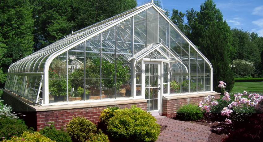 Сложните конструкции от стъкло и профили могат да бъдат изградени самостоятелно, но те изискват определени познания при изграждането на фундамента и носещите конструкции Сложните конструкции от стъкло и профили могат да бъдат изградени самостоятелно, но те изискват определени познания при изграждането на фундамента и носещите конструкции