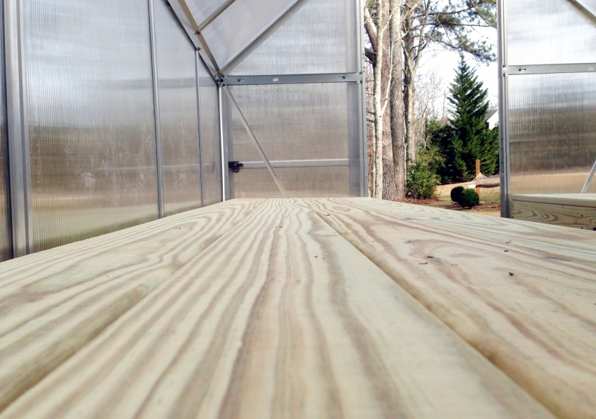 За удобство, в оранжерията, можете да изградите широки рафтове от дърво, които ще бъдат удобни за отглеждане на разсад За удобство, в оранжерията, можете да изградите широки рафтове от дърво, които ще бъдат удобни за отглеждане на разсад