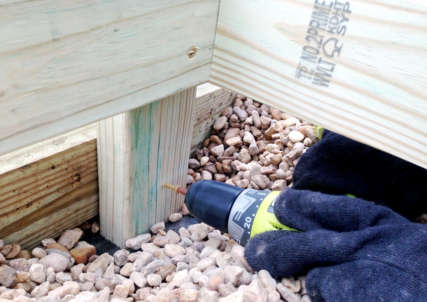 За изграждането на оранжерия си струва да се използва само масивен дървен материал, за да се осигури трайността на сградата За изграждането на оранжерия си струва да се използва само масивен дървен материал, за да се осигури трайността на сградата