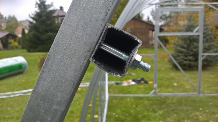 Закрепване, използвано за сглобяване на оранжерия от стоманени профили Закрепване, използвано за сглобяване на оранжерия от стоманени профили