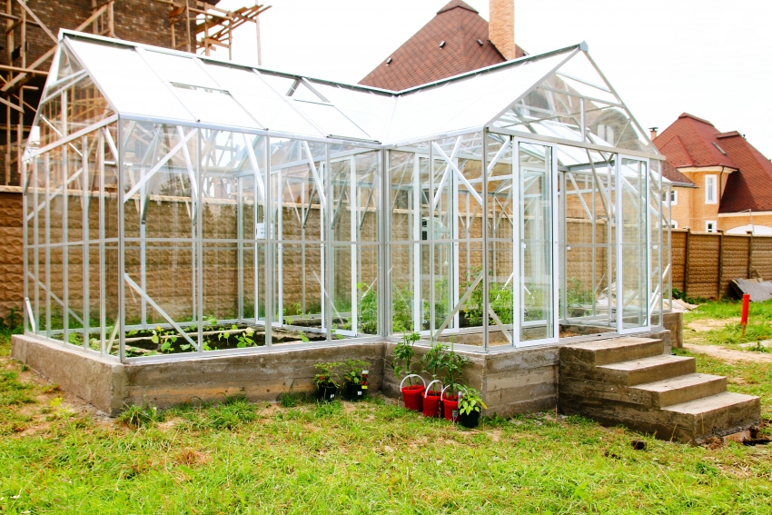 Мястото за оранжерията не трябва да се избира в близост до дървета и сенчести зони, за да се осигури подходящо осветление за растенията Мястото за оранжерията не трябва да се избира в близост до дървета и сенчести зони, за да се осигури подходящо осветление за растенията