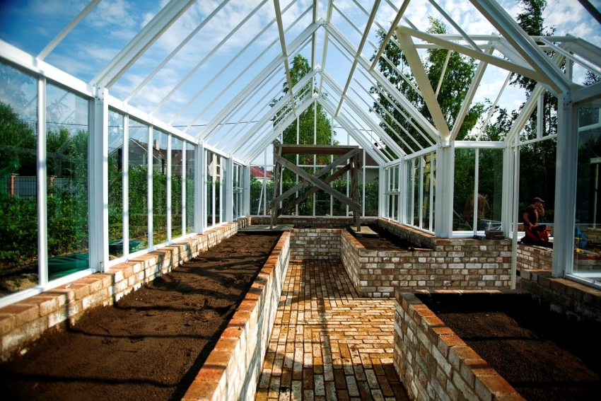 Големите оранжерии изискват солидна ивична основа Големите оранжерии изискват солидна ивична основа