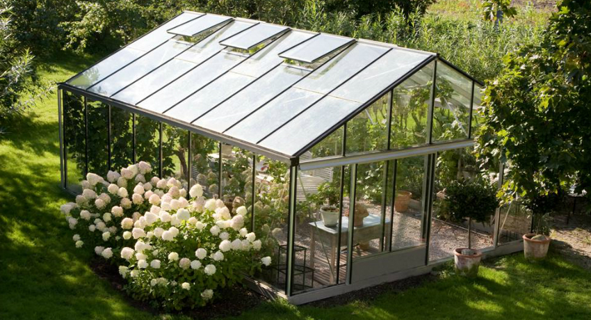 Големите стъклени оранжерии са трудни за преместване, ако е необходимо, така че преди строителството трябва да се обърне специално внимание на избора на място Големите стъклени оранжерии са трудни за преместване, ако е необходимо, така че преди строителството трябва да се обърне специално внимание на избора на място