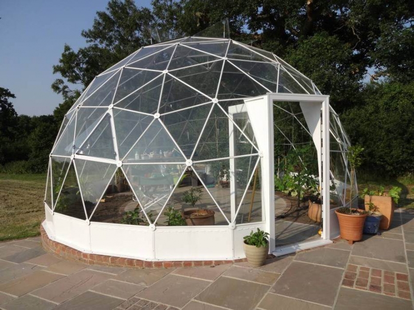 Въпреки сложността на дизайна, геодезическа оранжерия може да бъде построена със собствените си ръце, използвайки точни изчисления и специални фитинги за тръби Въпреки сложността на дизайна, геодезическа оранжерия може да бъде построена със собствените си ръце, използвайки точни изчисления и специални фитинги за тръби